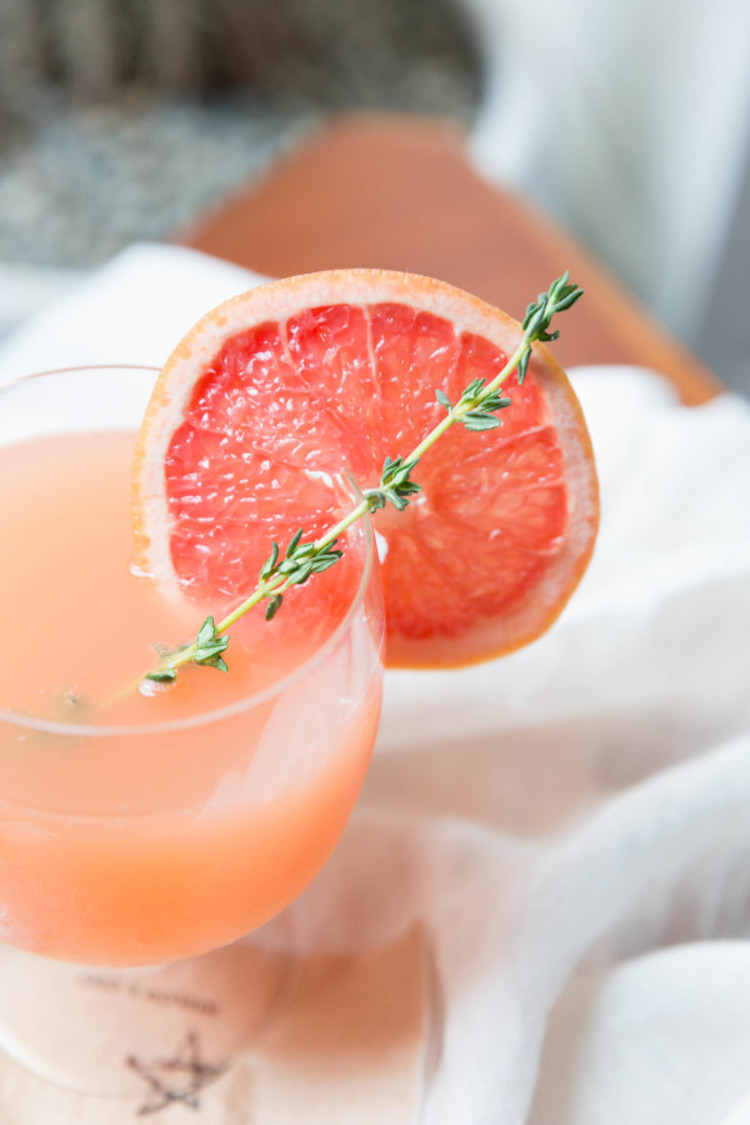 a grapefruit + lillet cocktail // Craftandcocktails.co