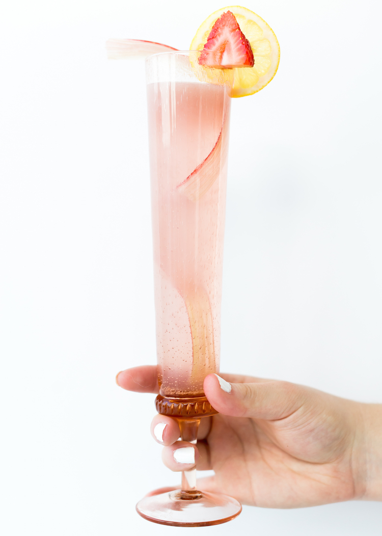 Strawberry Rhubarb Rosé Lemonade // get the recipe on Craftandcocktaills.co