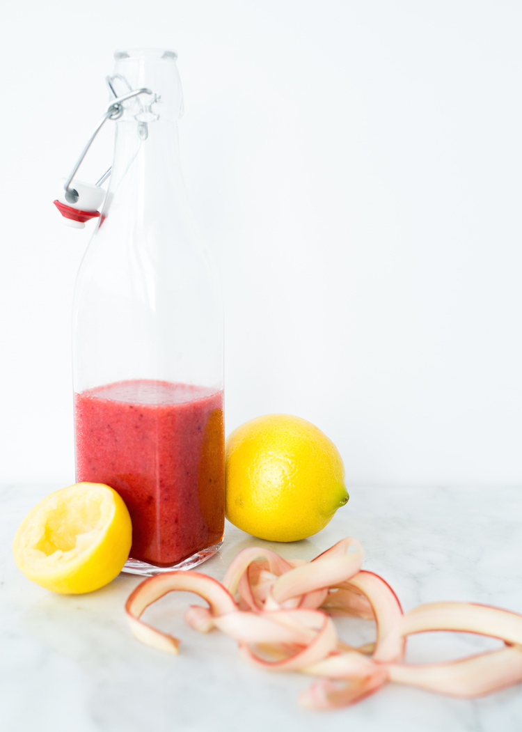 Strawberry Rhubarb Rosé Lemonade // get the recipe on Craftandcocktaills.co