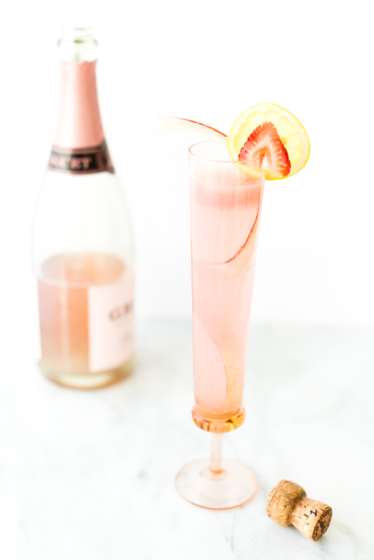 Strawberry Rhubarb Rosé Lemonade // get the recipe on Craftandcocktaills.co