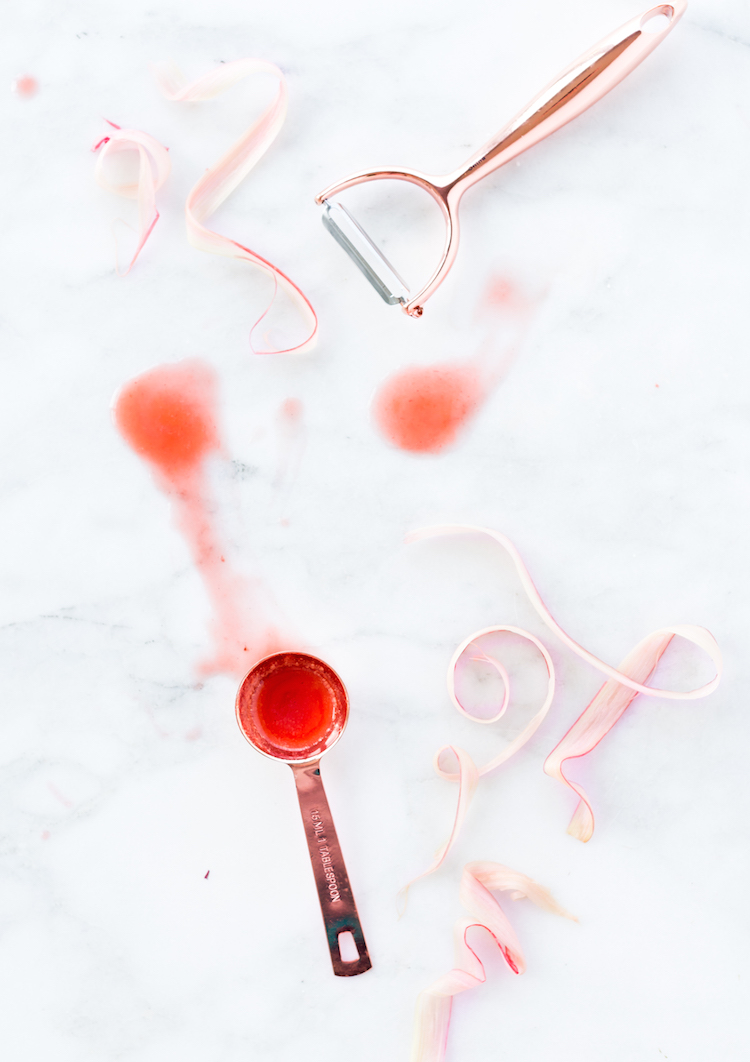 Strawberry Rhubarb Rosé Lemonade // get the recipe on Craftandcocktaills.co