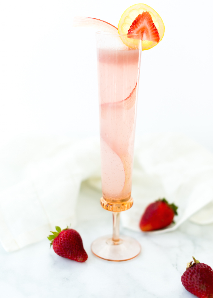 Strawberry Rhubarb Rosé Lemonade // get the recipe on Craftandcocktaills.co