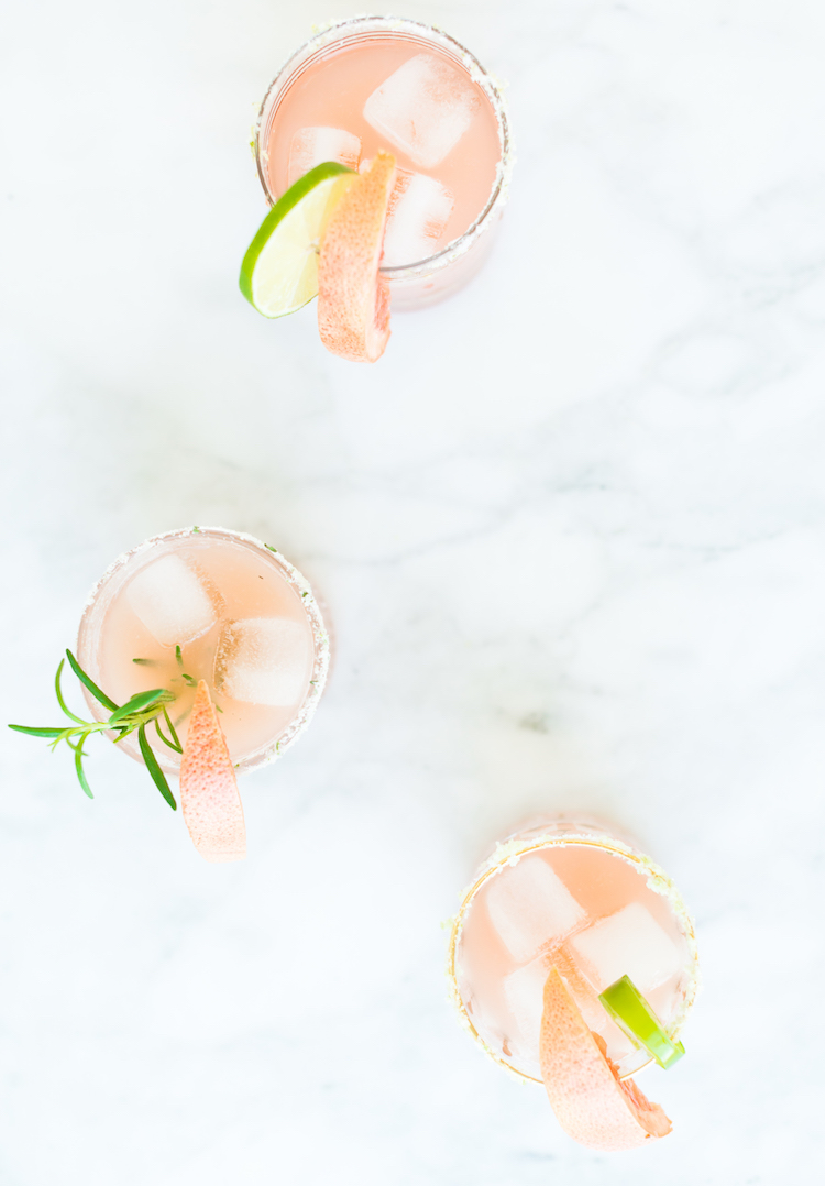 Greyhound cocktail recipe with DIY salt rims // craftandcocktails.co