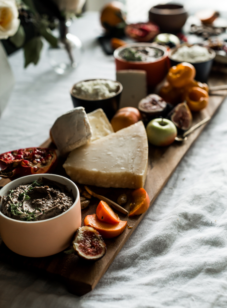 Epic Fall cheese plate for Thanksgiving // craftandcocktails.co