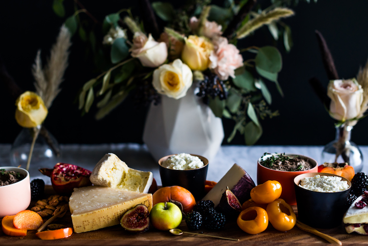 Epic Fall cheese plate for Thanksgiving // craftandcocktails.co