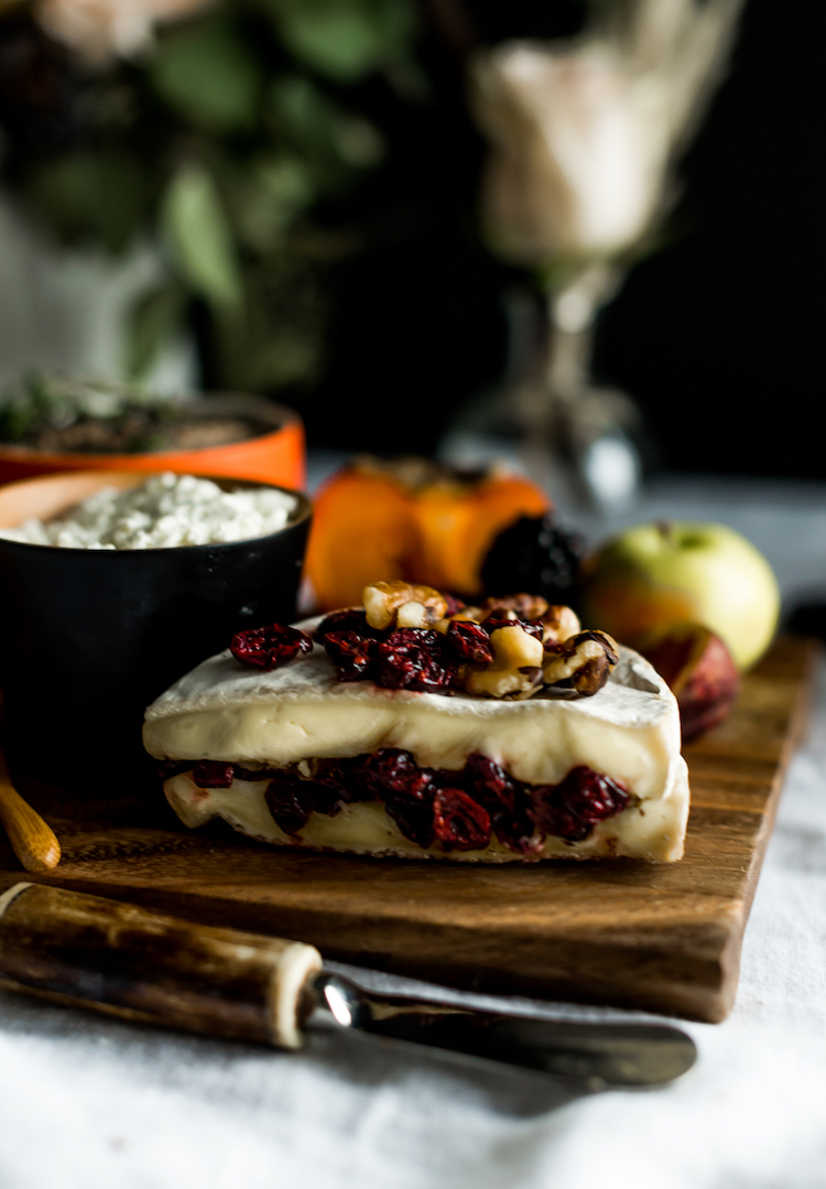 Epic Fall cheese plate for Thanksgiving // craftandcocktails.co