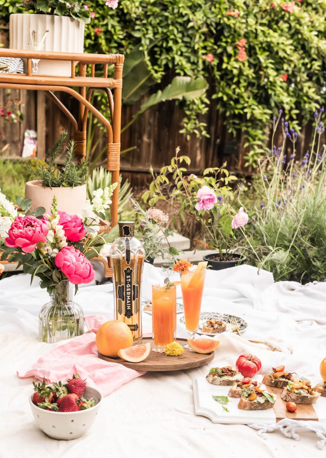 Throwing a Chic Living Room or Backyard Picnic Craft and Cocktails